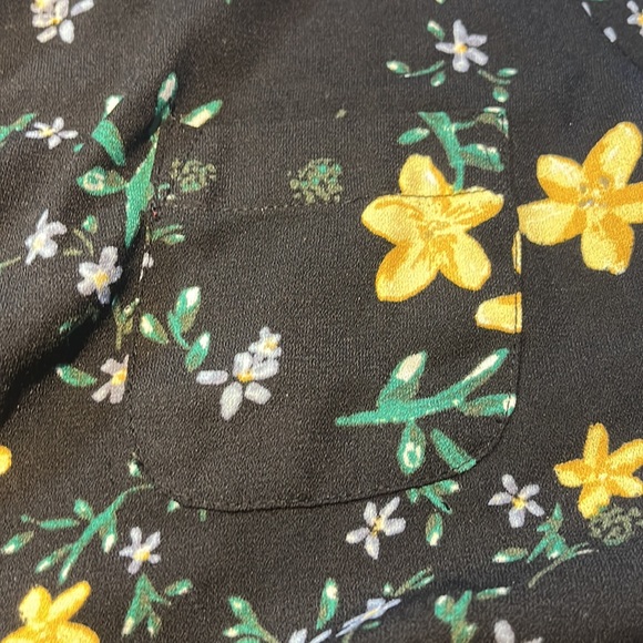 Floral black and yellow t-shirt! - Picture 4 of 4